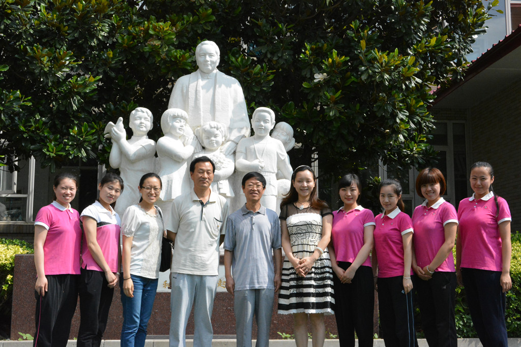 左一：09级国际语言文化学院学生候晓霓、 左二：09级国际语言文化学院学生孙红元、 左三：国际语言文化学院学前教育系系主任赵欣 左四：国际语言文化学院副院长卢苏亮 左五：国际语言文化学院院长韩广信 右一：12级国际语言文化学院学生郝静 右二：08级国际语言文化学院学生李佳玉 右三：07级国际语言文化学院学生朱天灵 右四：10级国际语言文化学院学生周璐、 右五：国务院幼儿园甘瑾副园长